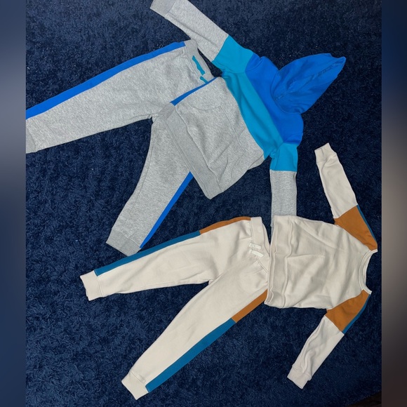 2 children place jogger sets one with hood and one without - Picture 1 of 3